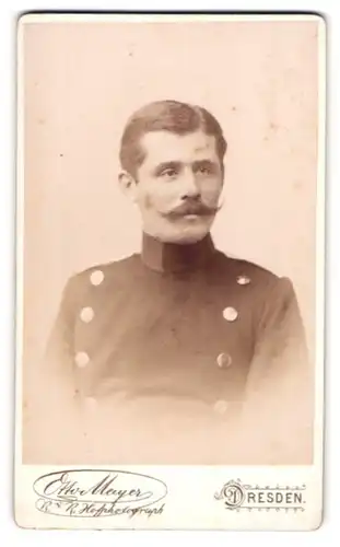Fotografie Otto Meyer, Dresden, Portrait Soldat Leo Rittner in Uniform mit Moustache, 1891