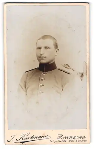 Fotografie J. Hartmann, Bayreuth, Luitpoldplatz, Portrait Soldat in Uniform Rgt. 7 mit Halbglatze