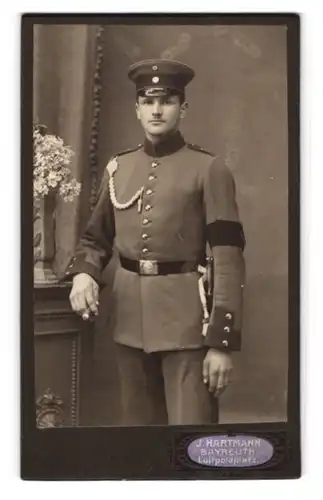 Fotografie J. Hartmann, Bayreuth, Luitpoldplatz, Soldat in Uniform Rgt. 7 mit Bajonett und Trauerflor, Schützenschnur