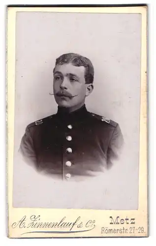 Fotografie A. Zinnenlauf & Co., Metz, Römerstr. 27-29, Soldat in Uniform Rgt. 20 mit Zwirbelbart