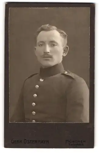Fotografie Gebr. Ostermayr, München, Karlsplatz 6, Portrait bayrischer Soldat in Uniform mit Moustache