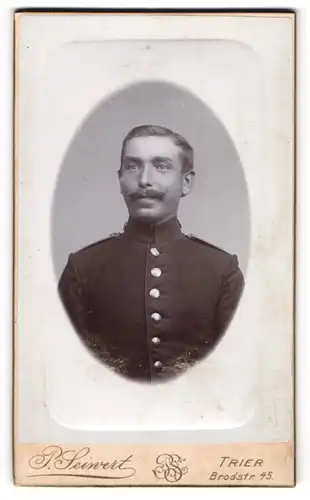 Fotografie P. Seiwert, Trier, Brodstr. 45, Portrait Soldat in Uniform mit Schnauzbart