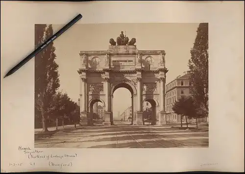 Fotografie Bruckmann, München, Ansicht München, Siegestor mit Blick in die Ludwigstrasse