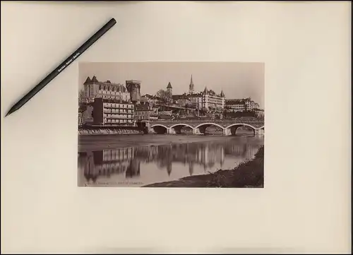 Fotografie unbekannter Fotograf, Ansicht Pau, Le Chateau et le Pont de Jurancon