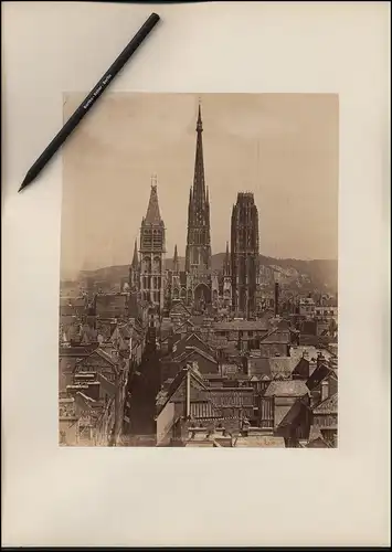 Fotografie G. D. Phot, Ansicht Rouen, Stadtansicht mit Kathedrale und umliegenden Gebäuden