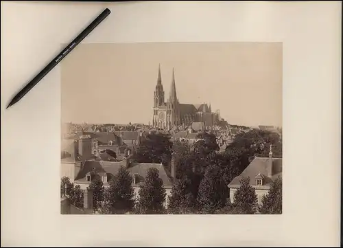 Fotografie unbekannter Fotograf, Ansicht Chartres, Panorama mit Kathedrale