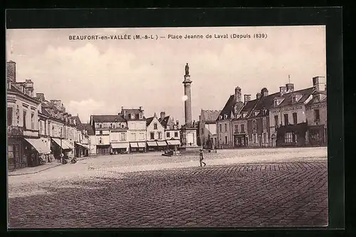 AK Beaufort-en-Vallée, Place Jeanne de Laval