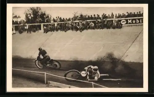 AK Motorradrennen in Pardubice 1937 - Gestürzter Motorradfahrer auf der Rennbahn