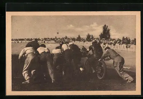 AK Motorradrennen in Pardubice 1938 - Anschieben von Motorrädern