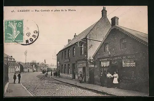 AK Caudry, Rue Centrale et place de la Mairie