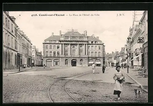 AK Condé-sur-l'Escaut, La Place de l'Hotel-de-Ville