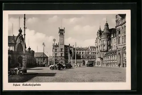 AK Erfurt, Parkende Autos und Motorräder auf dem Bahnhofsplatz