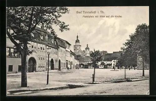 AK Bad Tennstedt /Th., Marktplatz mit Blick auf die Kirche