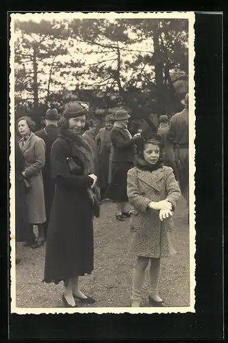 Foto-AK Cassel, Hübsche Französin mit ihrer Tochter 1937