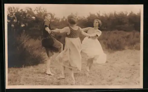 Foto-AK Berlin, Julius Gross, Friedenstr. 63, Mann mit zwei Frauen beim Tanz