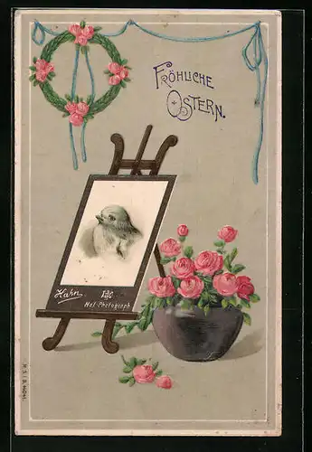 Präge-AK Portrait eines Osterkükens auf einer Staffelei, Rosen im Topf - Ostergruss