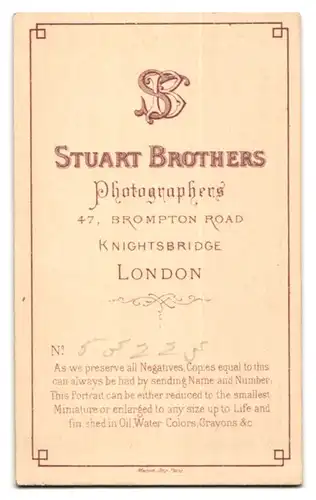 Fotografie Stuart Bros, London, 47 Brompton Road, Junges Mädchen mit Uhrenkette