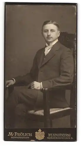 Fotografie M. Fröhlich, Flensburg, Norderhofenden 9, Junger Mann mit Krawatte