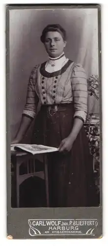 Fotografie Carl Wolf, Harburg, Am Kriegerdenkmal, Portrait einer Dame mit Buch