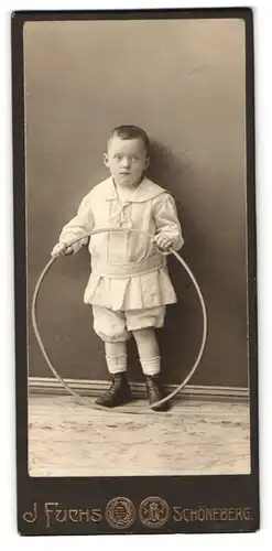 Fotografie J. Fuchs, Berlin, Friedrichtstr. 108, Kleines Kind mit Hula Hoop-Reifen