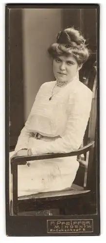 Fotografie F. Pfeiffer, Minden i. W., Brückenkopf 6, Portrait einer jungen Dame mit Dutt