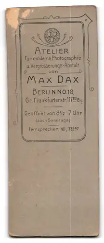 Fotografie Max Dax, Berlin N.O., 18. Grosse Frankfurter Str., Junge Frau mit fescher Frisur