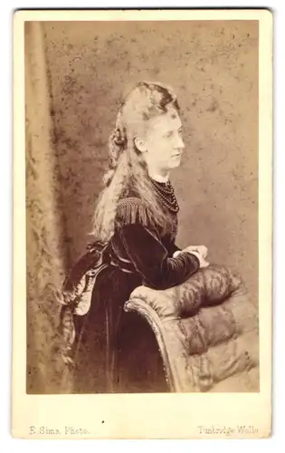Fotografie E. Sims, Tunbridge Wells, Junge Frau mit offenem Haar