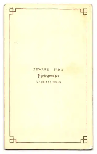 Fotografie E. Sims, Tunbridge Wells, Junge Frau mit offenem Haar