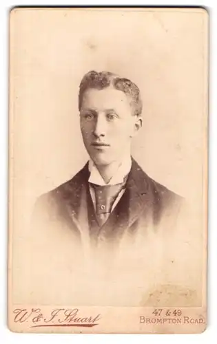 Fotografie W. & J. Stuart, London, Brompton Road, Portrait eines jungen Mannes im Anzug