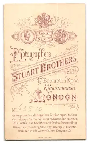 Fotografie Stuart Brothers, London, 47 Brompton Road, Junge Dame auf ein Polster gestützt