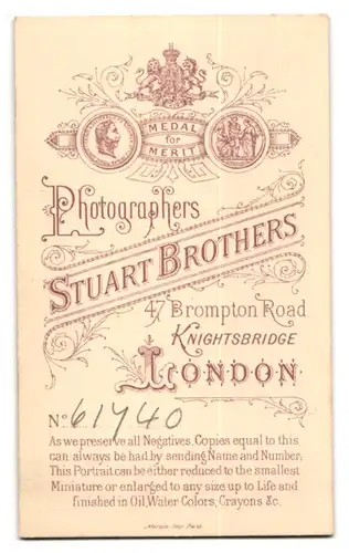 Fotografie Stuart Brothers, London, 47 Brompton Road, Junge Frau mit Kopfputz