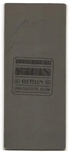Fotografie Atelier Stein, Berlin, Chausseestrasse 65 /66, Jüngling mit Bürstenschnitt im Sonntagsanzug