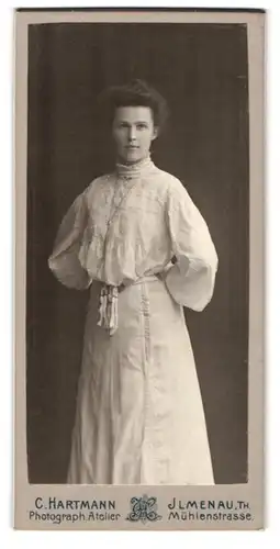 Fotografie C. Hartmann, Ilmenau, Mühlenstrasse, Junge Frau in weissem Kleid mit Spitzenkragen