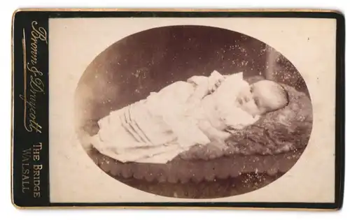 Fotografie Brown & Draycott, Walsall, The Bridge, Baby im Taufkleid auf einem Fell