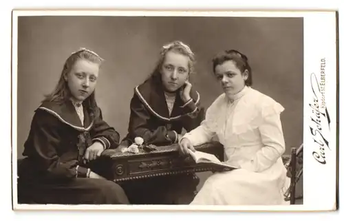 Fotografie Carl Schäfer, Elberfeld, Kipdorf 57, Zwei Mädchen in Matrosenkleidern mit junger Frau in weissem Kleid