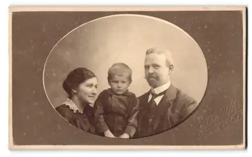 Fotografie Theodor Yhr, Rönne, Glückliche Eltern mit kleinem Jungen im Sonntagsstaat