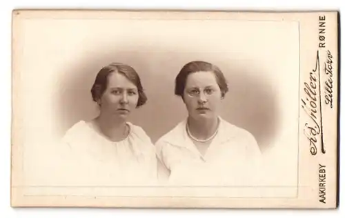 Fotografie Ad. Möller, Rönne, Lille Torv, Zwei junge Frauen mit Kurzhaarfrisuren in hellen Blusen