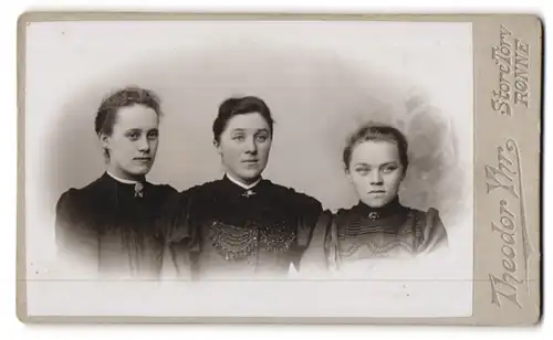 Fotografie Theodor Yhr, Rönne, Store Torv, Zwei ältere und ein jüngeres Mädchen im Sonntagsstaat