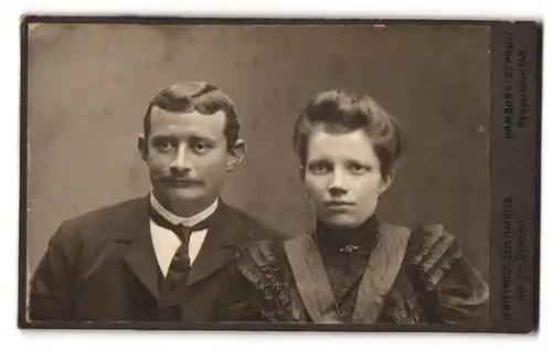Fotografie H. Wittrock Sen. Nachflg., Hamburg, Reeperbahn 148, Junges Paar im Sonntagsstaat