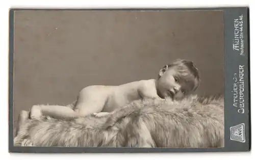 Fotografie Atelier Oberpollinger, München, Nacktes Baby liegt auf Tierfell