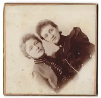 Fotografie unbekannter Fotograf und Ort, Zwei schöne Schwestern blicken zur Kamera