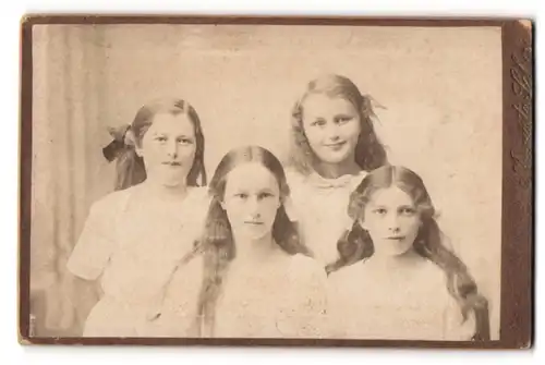 Fotografie Augusta Schou, Rönne, Vier junge Schwestern in weissen Kleidern