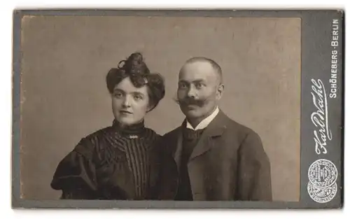 Fotografie Karl Wahl, Berlin, Hauptstrasse 1-2, Mann mit Schnurrbart neben seiner Frau mit hochgesteckten Haaren