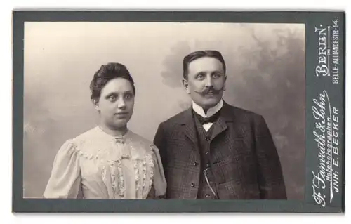 Fotografie F. Famrath und Sohn, Berlin, Belle-Alliancestrasse 14, Schöne Frau im weissen Kleid neben ihrem Ehemann