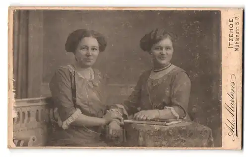 Fotografie Ad. Martens, Itzehoe, Mühlenstrasse 5-7, Mutter und Tochter im gleichen Kleid sitzen nebeneinander