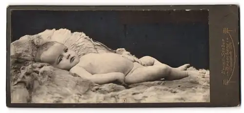 Fotografie Ernst Stober, Bromberg, Elisabethstrasse 13-14, Baby ohne Kleidung liegt auf dem Rücken