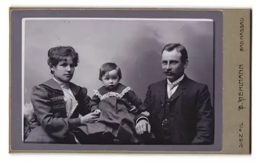 Fotografie B. mehlmann, Bad Nassau, Junge Familie mit Kleinkind in Sonntagskleidung