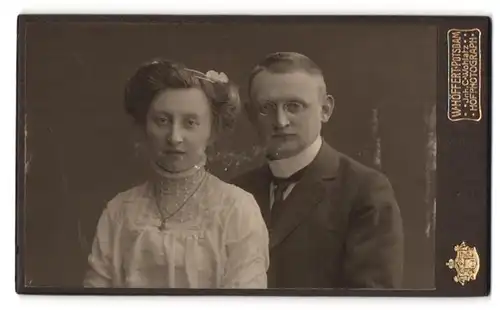 Fotografie W. Höffert, Potsdam, Humboldtstrasse 1, Frau mit Kette steht neben ihrem Mann mit Zwicker