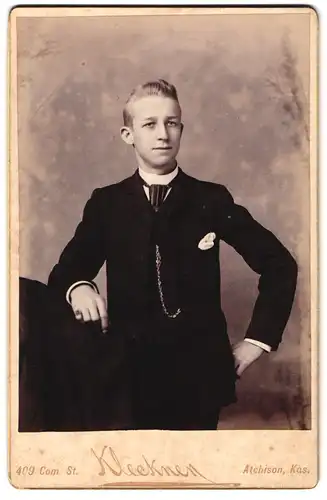 Fotografie Kleckner, Atchison, Kas., Com St., Portrait eines Knaben im Anzug mit Uhrenkette