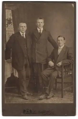 Fotografie Gustav Mühlfriedel, Wilkau i. S., Drei Herren in feinem Zwirn